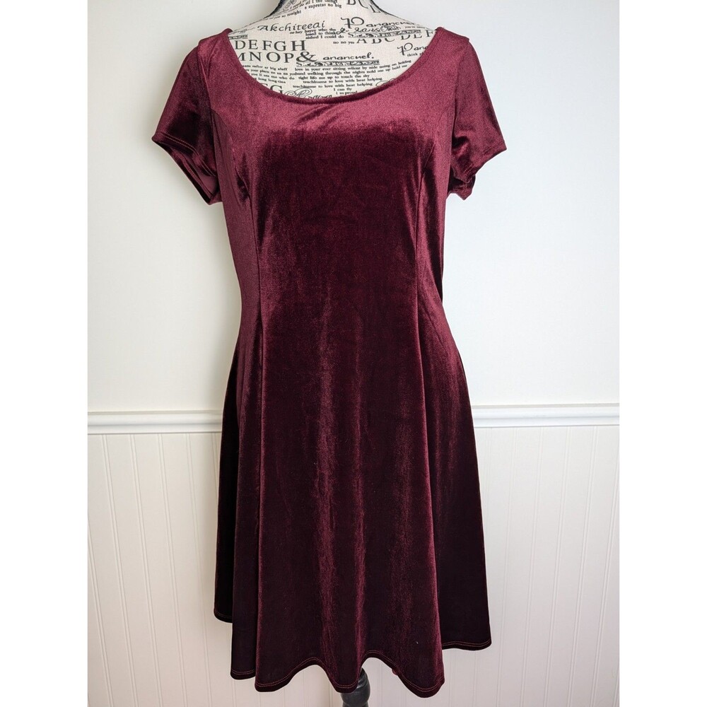 ModCloth Fervour Burgundy Velvet Skater Dress Medium M Short Sleeve Fit Flare